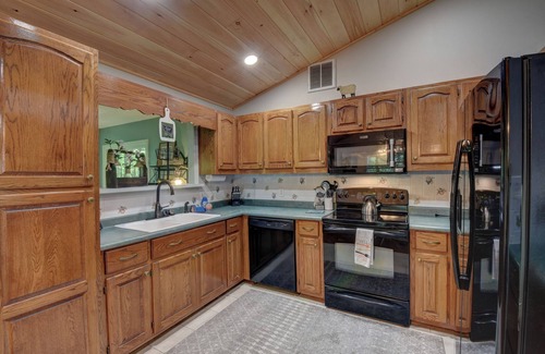 Hiawassee House | Tree Top Cozy, fireplace, amazing Blue Ridge Mountain and Lake views. Paved.