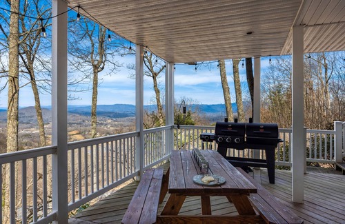 Hiawassee House | Tree Top Cozy, fireplace, amazing Blue Ridge Mountain and Lake views. Paved.