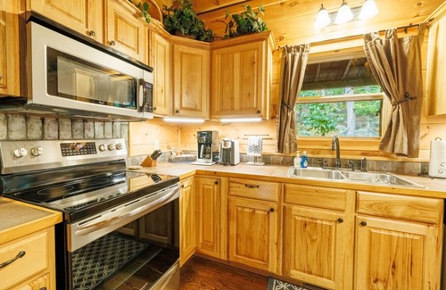 Mentone Cabin | Tree Top Retreat! Hot Tub l 3mi to Desoto Falls