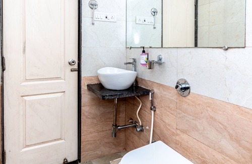 Jogeshwari West Hotel | Treebo Laaiba Residency