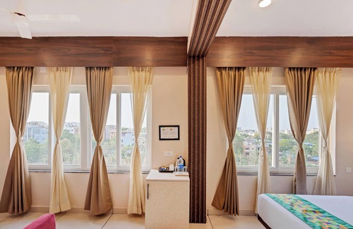 Malad West Hotel | Treebo The Aura