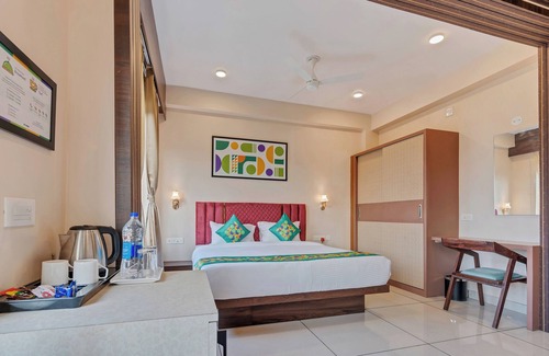 Malad West Hotel | Treebo The Aura