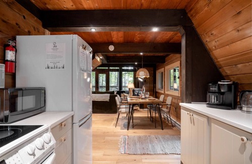 Huntsville Apartment | TreeHouse Adventure: Hot Tub, Park Pass & Near Beach