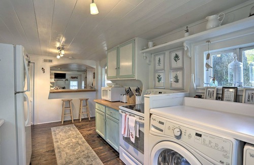 Southport Cottage | Treehouse cottage in downtown Southport 3 bedroom 2 bath,Pets allowed WiFi, AC
