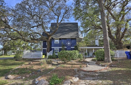 Southport Cottage | Treehouse cottage in downtown Southport 3 bedroom 2 bath,Pets allowed WiFi, AC
