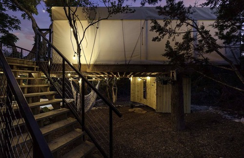 Fredericksburg Cabin | Treehouse Glamping at Pecan Haven! Private HotTub!