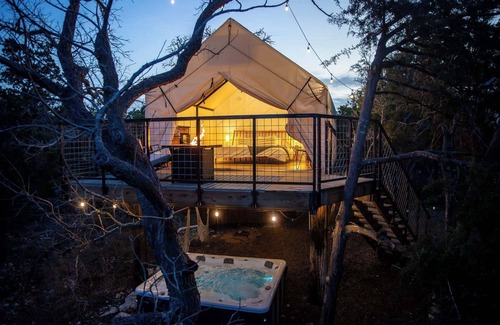 Fredericksburg Cabin | Treehouse Glamping at Pecan Haven! Private HotTub!