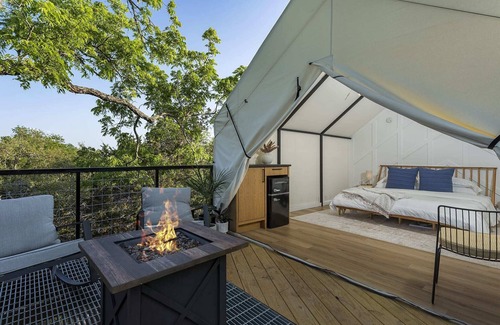 Fredericksburg Cabin | Treehouse Glamping at Pecan Haven! Private HotTub!