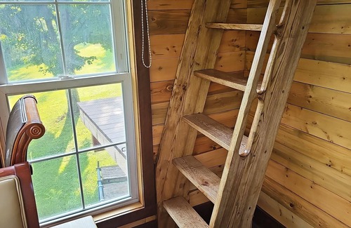 Niagara Falls Cabin | Treehouse in Cooks Mills overlooking Lyons Creek, 15 minutes from Niagara Falls