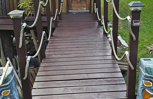 Niagara Falls Cabin | Treehouse in Cooks Mills overlooking Lyons Creek, 15 minutes from Niagara Falls