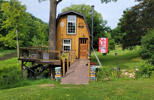 Niagara Falls Cabin | Treehouse in Cooks Mills overlooking Lyons Creek, 15 minutes from Niagara Falls