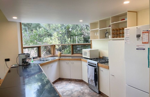 Waterhouse House | Treehouse - Only 100 metres from famous Long Beach