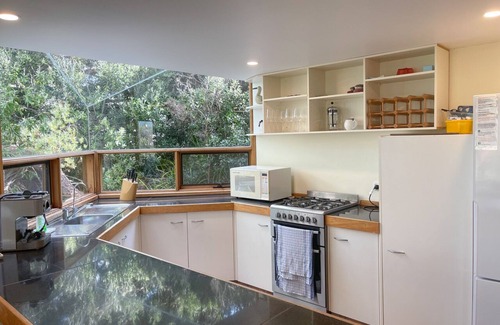 Waterhouse House | Treehouse - Only 100 metres from famous Long Beach