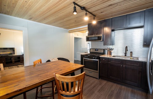 Gainesville Apartment | Treehouse Suite: Walk DNTN | Lux Apt | Pet Welcome