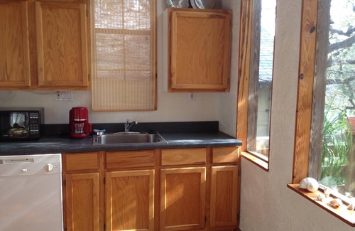 Bouldin Apartment | Treehouse, walk to downtown, SoCo, ACL, SxSW. 2nd story apt. Amongst the oaks.