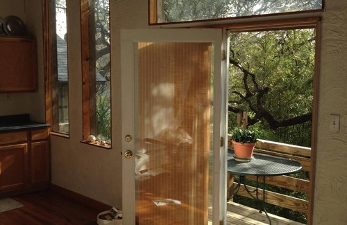 Bouldin Apartment | Treehouse, walk to downtown, SoCo, ACL, SxSW. 2nd story apt. Amongst the oaks.