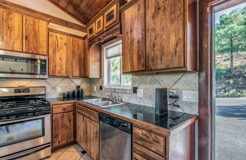 Ruidoso Cabin | Treetop Hideaway: 2 Bedroom, 2.5 Bath with Central A/C a Private Hot Tub!