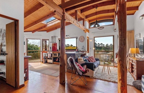 Taupo Cottage | Treetop Hideaway - Taupo Holiday Home