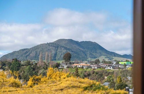Taupo Cottage | Treetop Hideaway - Taupo Holiday Home