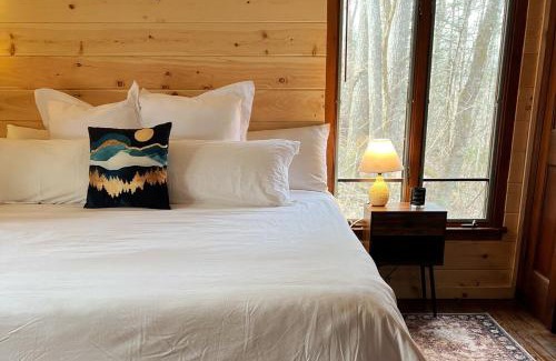 Gatlinburg House | Treetop Hideaway - Summer Escape with HOT TUB