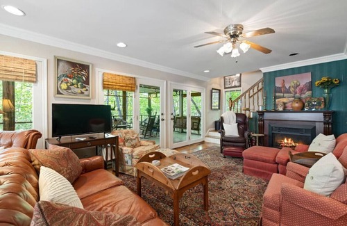 Black Mountain House | Treetop Montreat Cabin w/Creek-20 min to Asheville