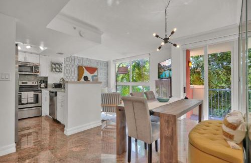 Coconut Grove Apartment | Treetop Retreat! Cozy 2 Bedroom In Heart Of Grove