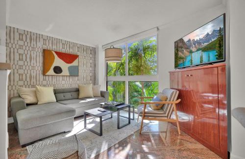 Coconut Grove Apartment | Treetop Retreat! Cozy 2 Bedroom In Heart Of Grove