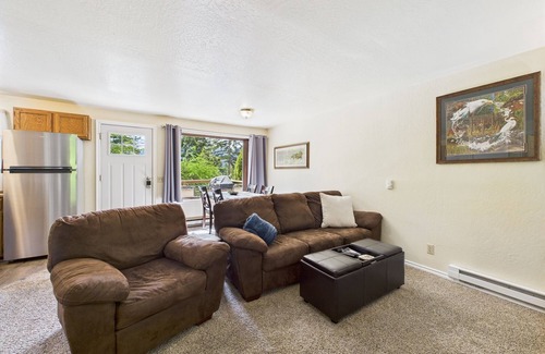 Mendenhall Valley Apartment | Treetop Retreat w/Fire Pit