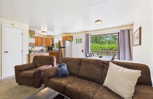 Mendenhall Valley Apartment | Treetop Retreat w/Fire Pit