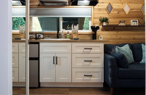 Springville House | Treetop Tinyhouse- Cozy 1-bedroom mobile home in charming Springville with AC