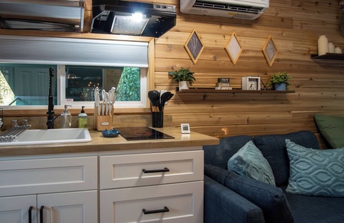 Springville House | Treetop Tinyhouse- Cozy 1-bedroom mobile home in charming Springville with AC