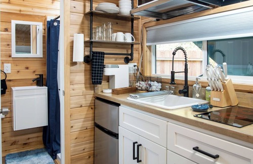 Springville House | Treetop Tinyhouse- Cozy 1-bedroom mobile home in charming Springville with AC