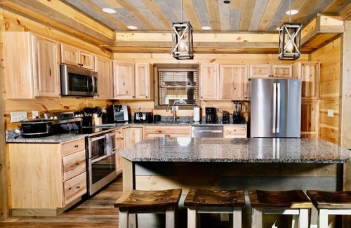Gatlinburg - Pigeon Forge Cabin | Treetop Treasure: Built '20, Fire Pit, GameRm, Bball, Swings, A+ Views, Yard, EV