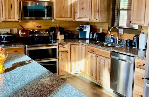 Gatlinburg - Pigeon Forge Cabin | Treetop Treasure: Built '20, Fire Pit, GameRm, Bball, Swings, A+ Views, Yard, EV