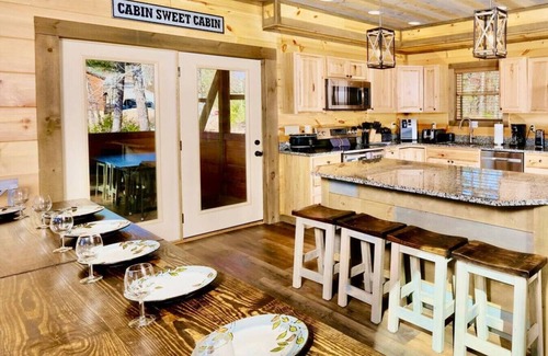 Gatlinburg - Pigeon Forge Cabin | Treetop Treasure: Built '20, Fire Pit, GameRm, Bball, Swings, A+ Views, Yard, EV