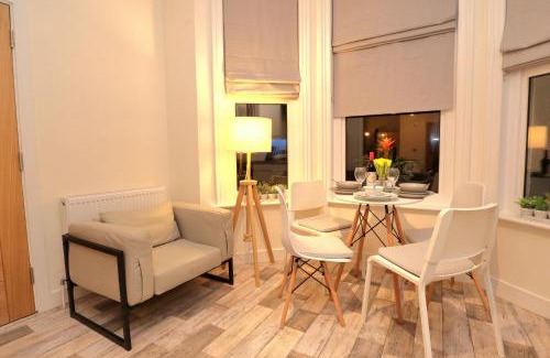 Eastbourne Apartment | Treetop View Cosy Getaway in Eastbourne, Free Parking, Short and Long stays,