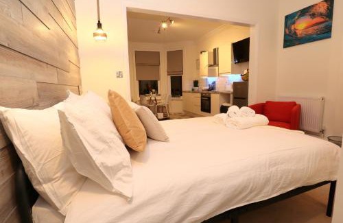 Eastbourne Apartment | Treetop View Cosy Getaway in Eastbourne, Free Parking, Short and Long stays,