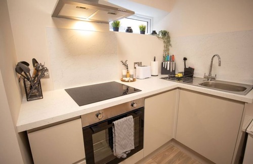 Eastbourne Apartment | Treetop View - Free Parking, Long/Short Stays