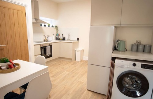 Eastbourne Apartment | Treetop View - Free Parking, Long/Short Stays