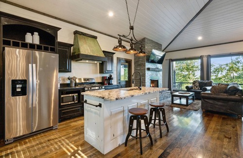 Hochatown Cabin | Treetop Views for Miles! New, Romantic Couples Cabin