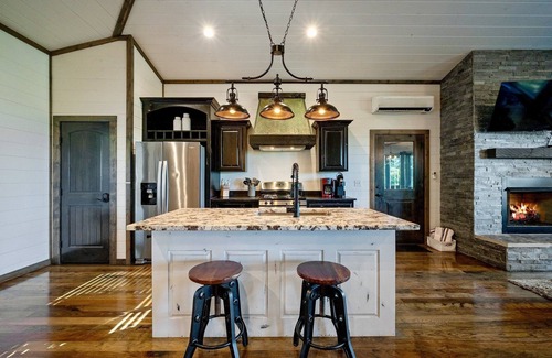 Hochatown Cabin | Treetop Views for Miles! New, Romantic Couples Cabin