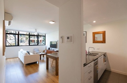 Erskineville Apartment | Treetops Erskineville Apartment w Parking & Aircon