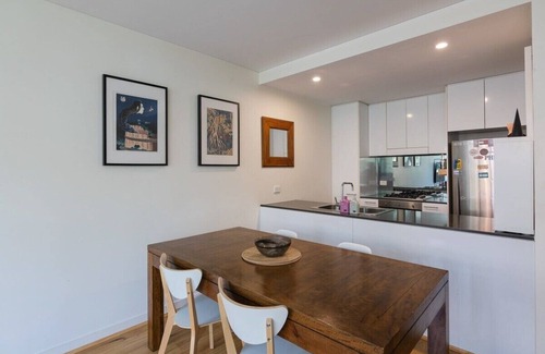 Erskineville Apartment | Treetops Erskineville Apartment w Parking & Aircon