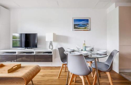 Poole Apartment | Treetops - Modern Apartment, Moments from Poole Quay