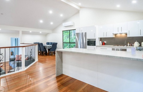 Hardys Bay House | 'Treetops on the Bay' by Accom Holidays