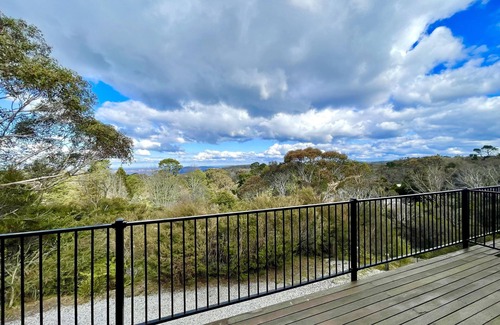 Katoomba House | Treetops Retreat Katoomba - Timber Lodge, 4 Bedrooms, 2.5 Bathrooms, A/C, Central Heating, Firepit, Escarpment Views