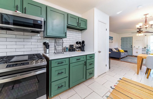 Greater Heights House | Trendy! 2 bed, 1 bath home in the Heights. FULLY fenced in yard. 5 min to d-town