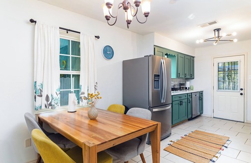 Greater Heights House | Trendy! 2 bed, 1 bath home in the Heights. FULLY fenced in yard. 5 min to d-town