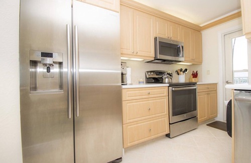 Marco Island Condo | Trendy 2 Bed Beachfront with Soothing Gulf Views