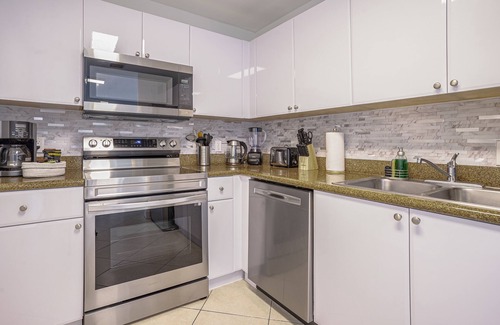 Coral Way Condo | Trendy Apt King Bed Adjustable Free Parking Pet Friendly Balcony